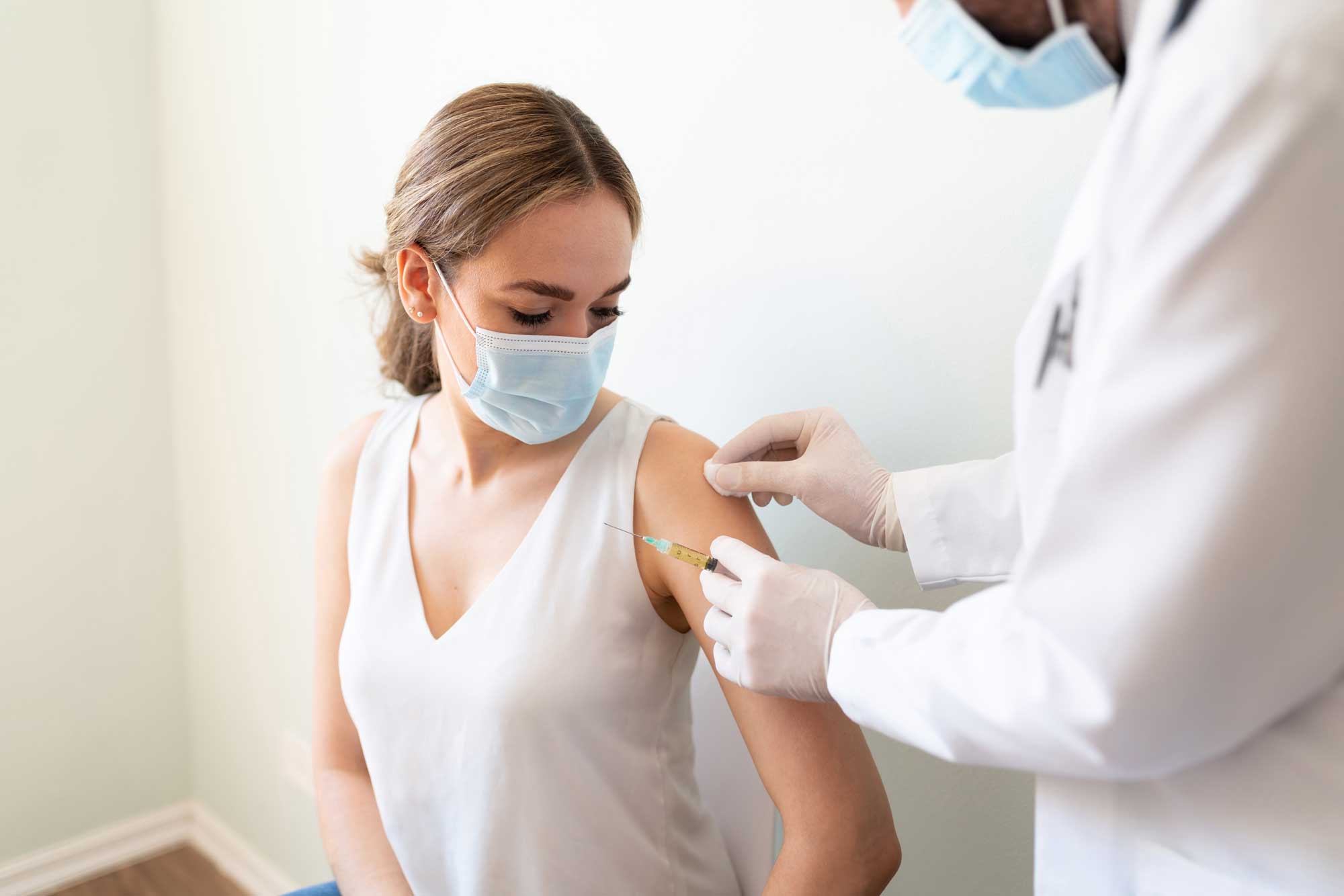 photo-dallas-woman-gets-vaccine.jpg